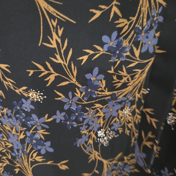 Dark floral blouse - Picture 2 of 4